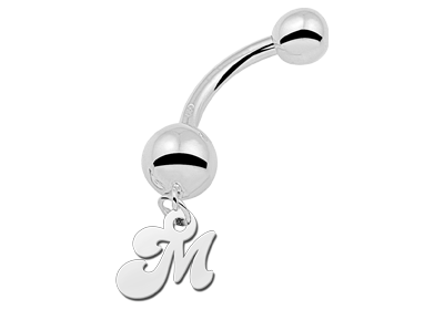 Zilveren piercing met letterhanger