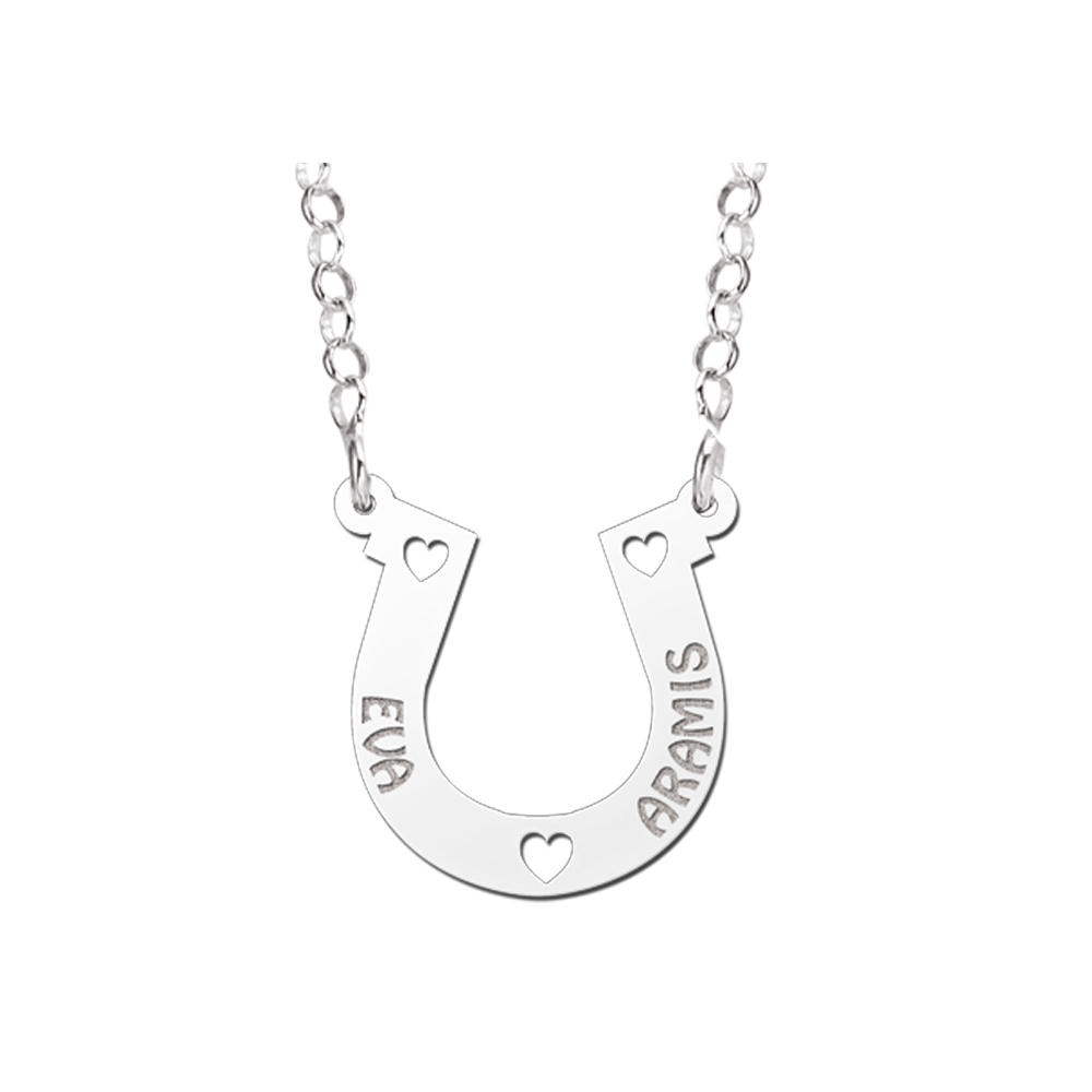 Zilveren ketting met hoefijzer en twee namen. Zilveren ketting met hoefijzer en twee namen.